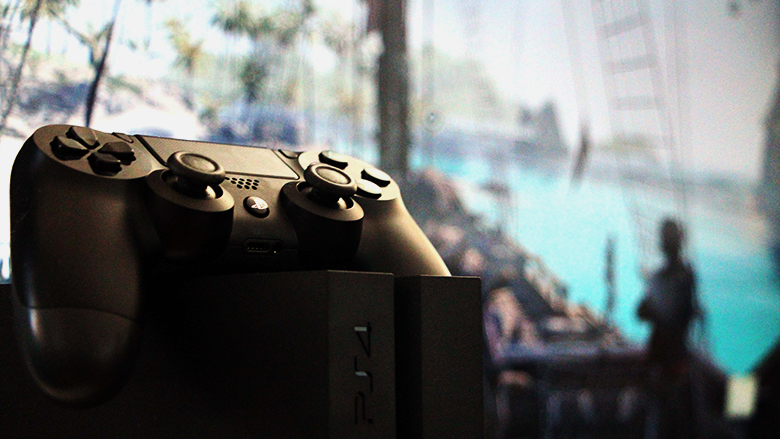 Sonys PS4, im Hintergrund “Assassin´s Creed IV” © Jakob Steinschaden