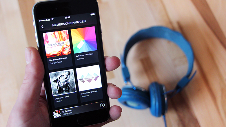 Spotify am Handy und ein bunter Kopfhörer gehört zur Hipster-Grundausstattung. © Jakob Steinschaden